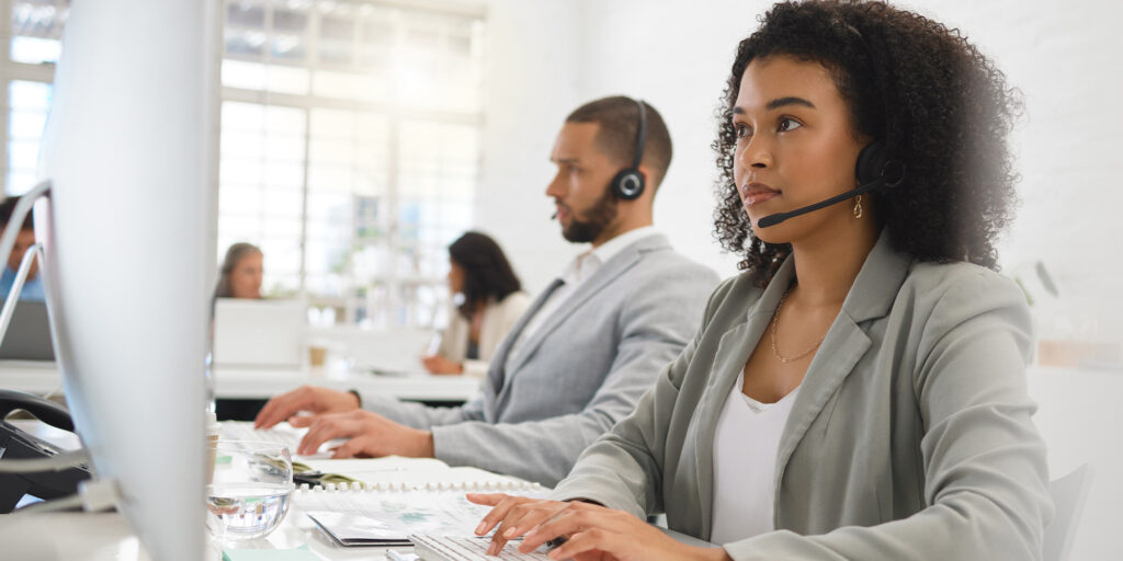 Demonstração de operador da plataforma acessível para condomínios eCondos