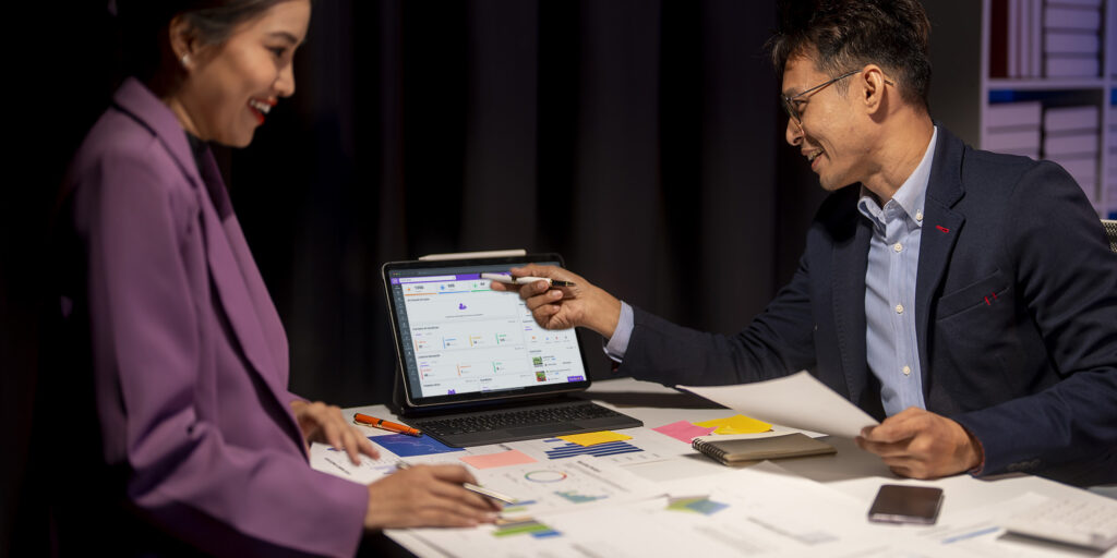 Gestor de condomínio analisando relatórios de desempenho