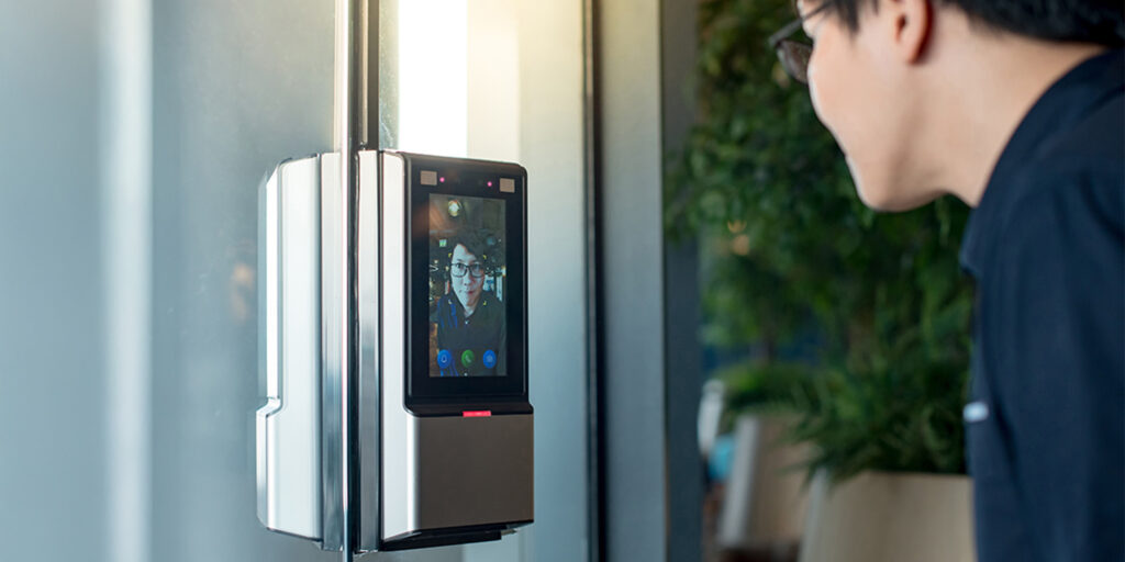 Acesso por biometria em sistema de segurança condominial