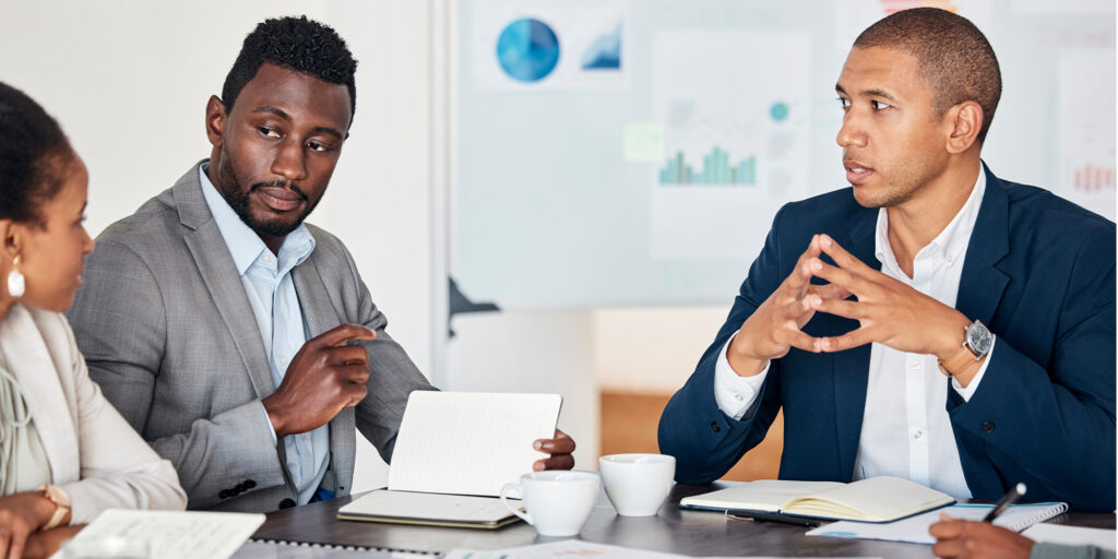 Executivos reunidos para discutir estratégias, alinhar informações e melhorar organização da rotina condominial.