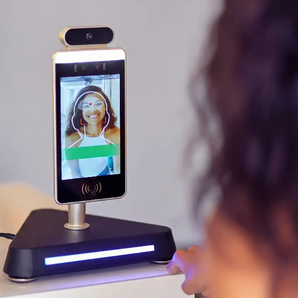 Mulher utilizando o sistema de controle de acesso da eCondos, o melhor sistema para gestão condominial