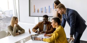 Equipe de administradora de condomínios trabalhando de forma organizada em ambiente corporativo