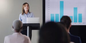 Síndico apresentando prestação de contas do condomínio de forma clara e organizada.