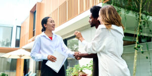 Ilustração sobre comunicação no condomínio, destacando a relação entre moradores, portaria e gestão para reduzir falhas e conflitos na rotina.