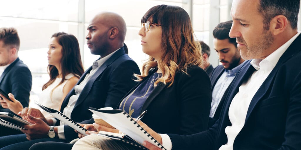 Moradores acompanhando prestação de contas do condomínio e analisando dados financeiros.