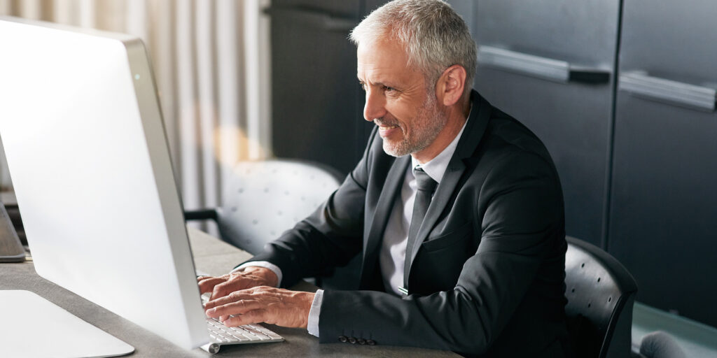 Síndico moderno utilizando tecnologia para organizar a gestão do condomínio.