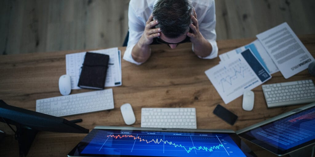 Processos descentralizados na administração de condomínios gerando falhas de controle e comunicação.