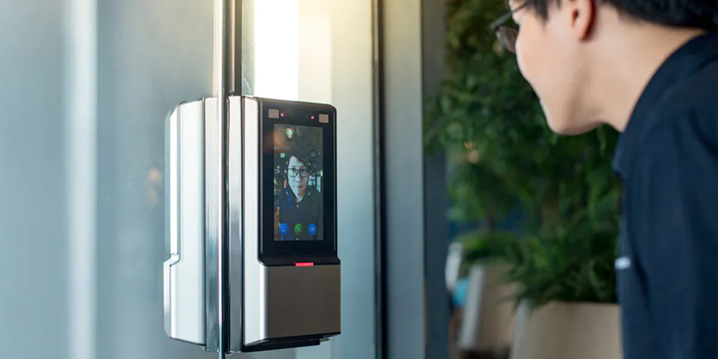 Acesso por biometria em sistema de segurança condominial